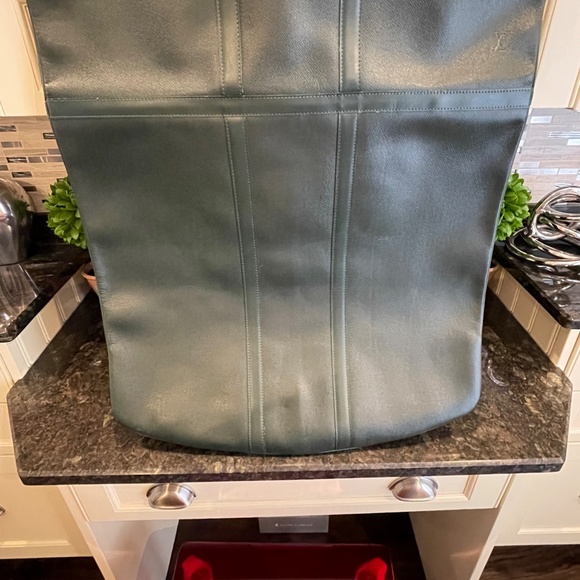 NOW AVAILABLE!! Louis Vuitton Green Taiga Kendall Garment Bag - Picture 2 of 15